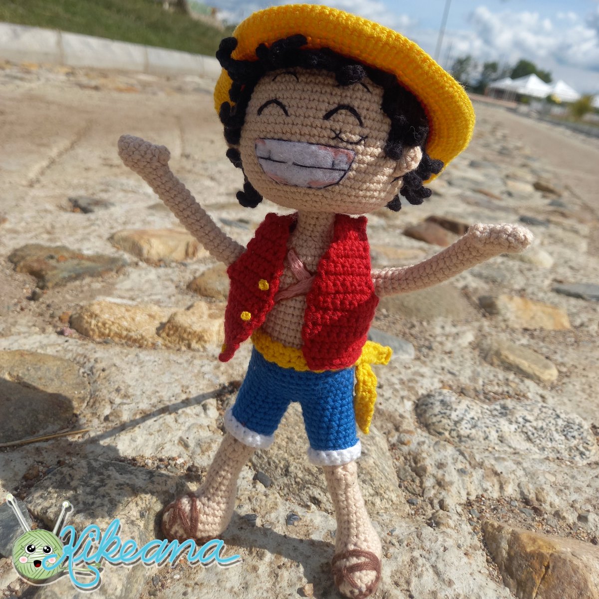 El es Monkey Luffy, es el personaje principal de la serie One Piece 👨🏻🎥👒, todo su cuerpo es hecho de goma ¿Puedes creerlo 😱?, Esto sucedió después de que comiera la fruta del diablo, mejor conocida como la fruta Gomu Gomu 🍥
#Kikeana #Amigurumi #onepieceluffy #onepieceanime