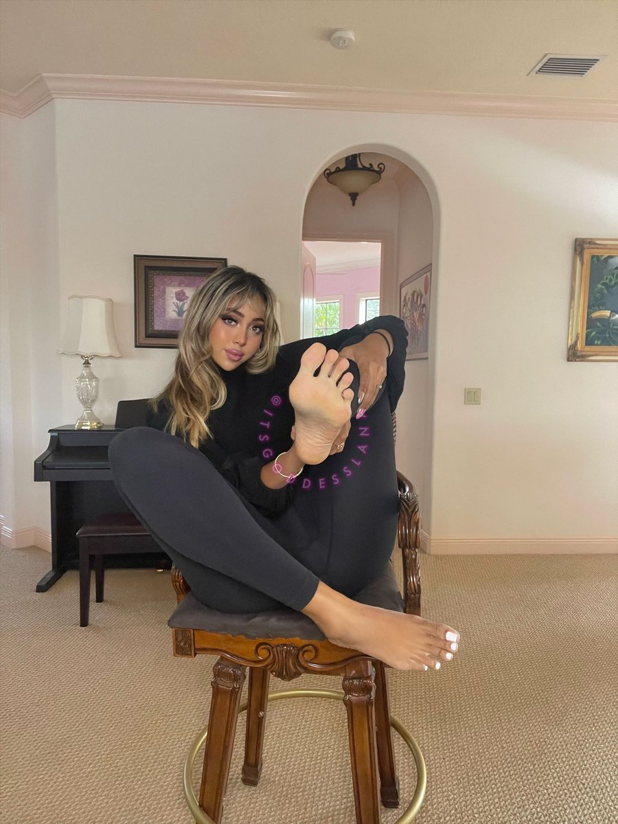 ḉ∀ღℊḯяʟḟεε⊥ 9k on Twitter: "RT @itsgoddesslana: you like stroking to my feet, don’t you?"