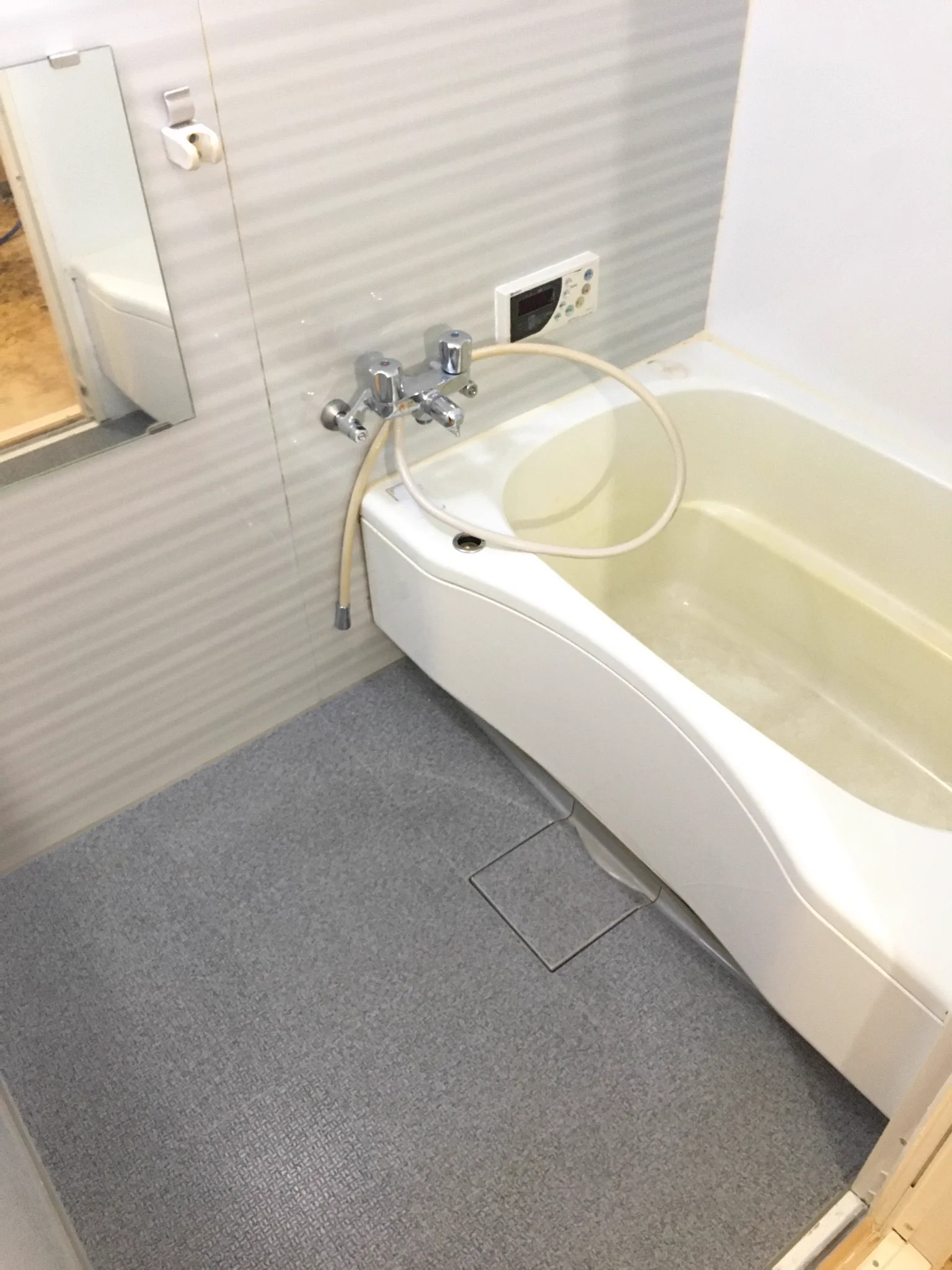 お風呂掃除のビフォーアフターがすごい！ここまで汚すのもすごいｗ