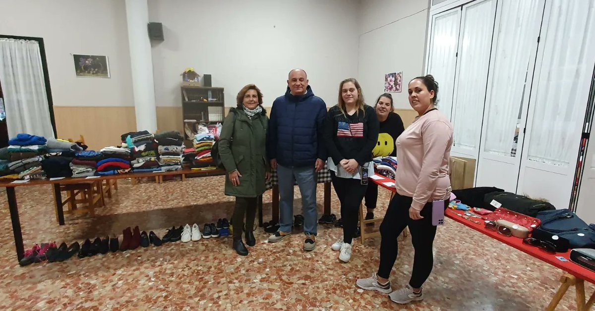 PSOERonda's tweet photo. 👉🏼 Hoy hemos visitado el mercado solidario de la Barriada de la UVA, organizado por los jóvenes de la Asociación de Vecinos. ¡Os animamos a que os paseis mañana!
#PacoAlcalde
#SÍAlFuturo_
#SÍAlRespeto_
#BarriadaUVA https://t.co/5zopfd1KF5