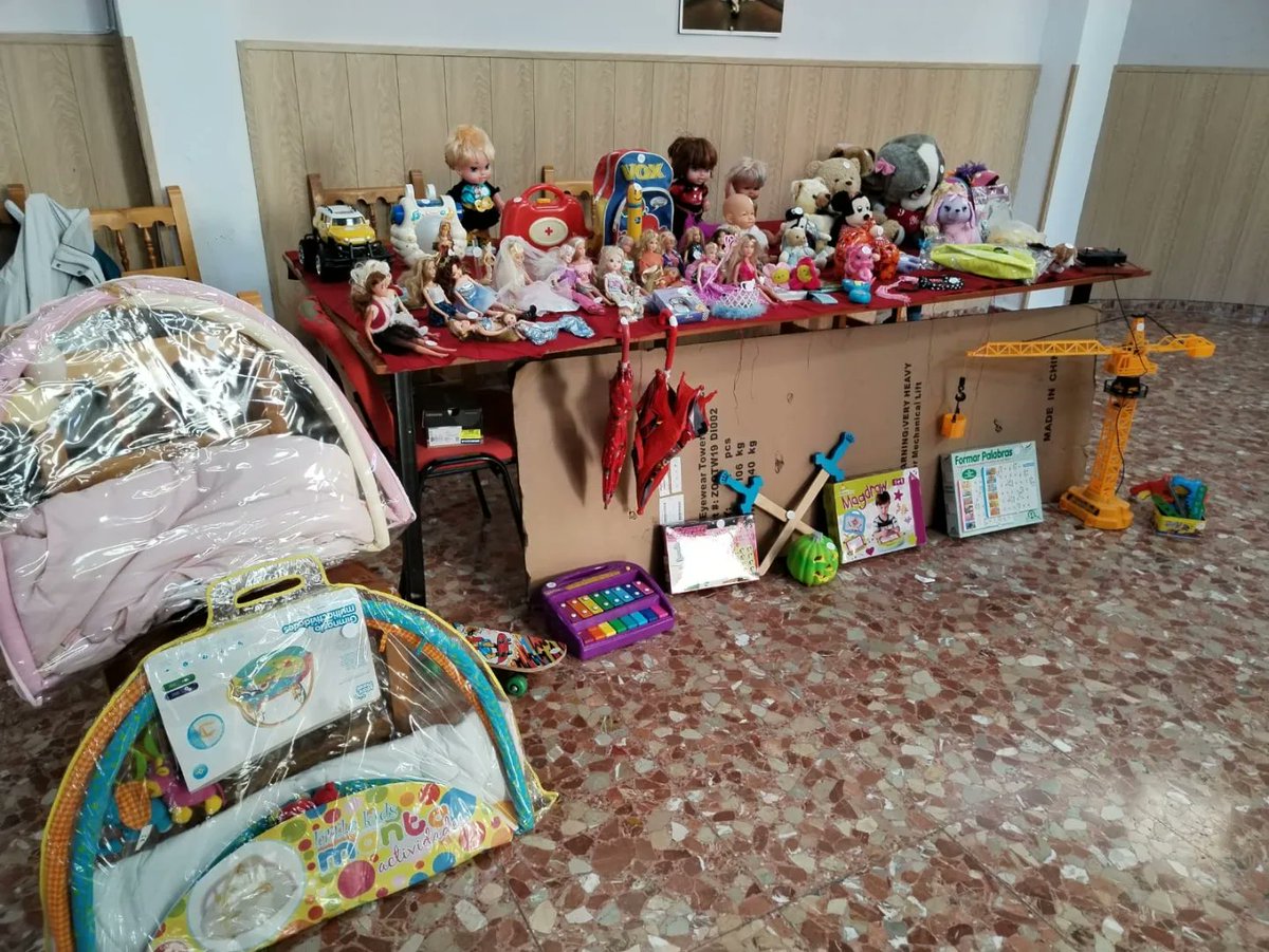 PSOERonda's tweet photo. 👉🏼 Hoy hemos visitado el mercado solidario de la Barriada de la UVA, organizado por los jóvenes de la Asociación de Vecinos. ¡Os animamos a que os paseis mañana!
#PacoAlcalde
#SÍAlFuturo_
#SÍAlRespeto_
#BarriadaUVA https://t.co/5zopfd1KF5