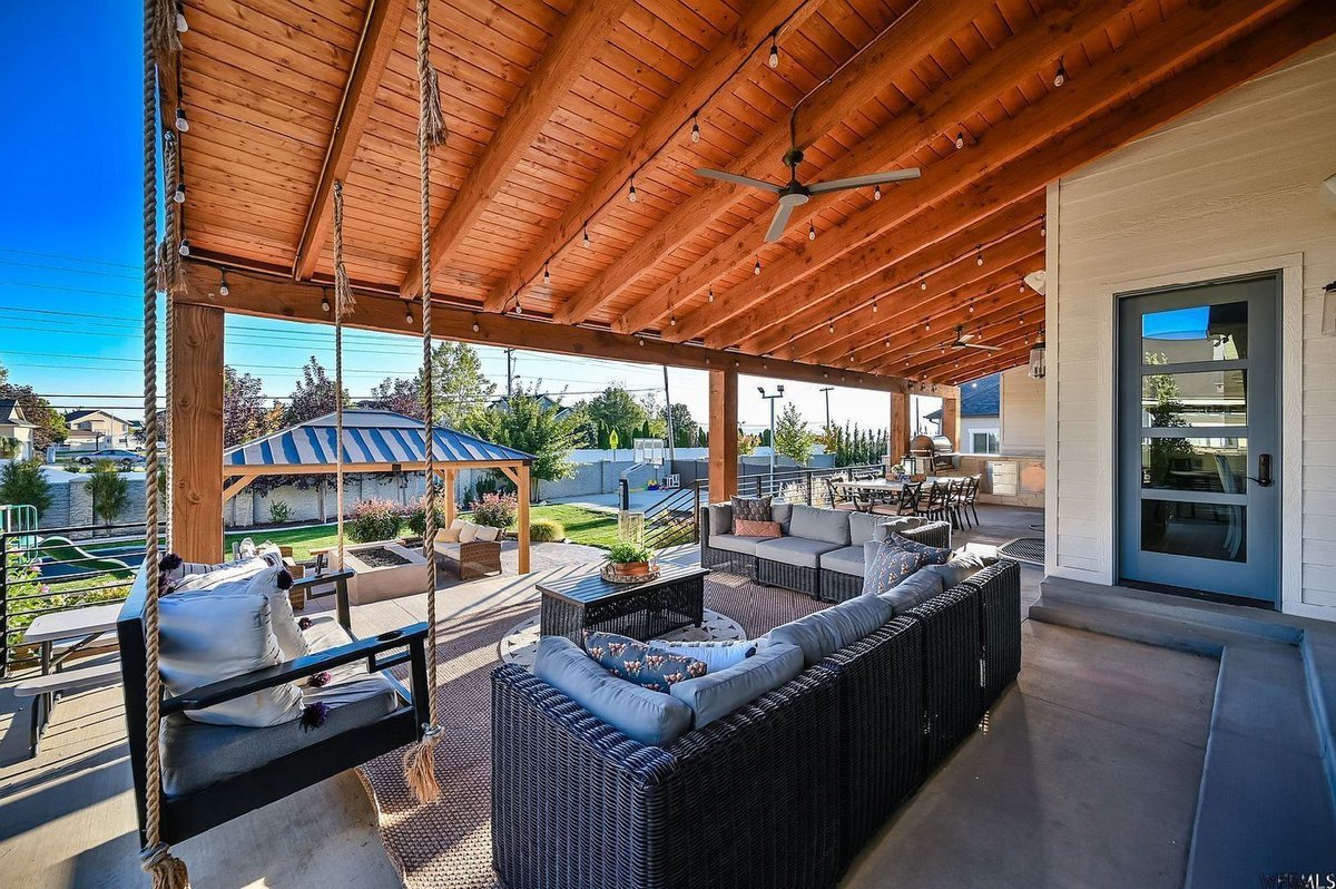 barndominium_us's tweet photo. Utah seems nice this time of year https://t.co/x6G7OxqTqG