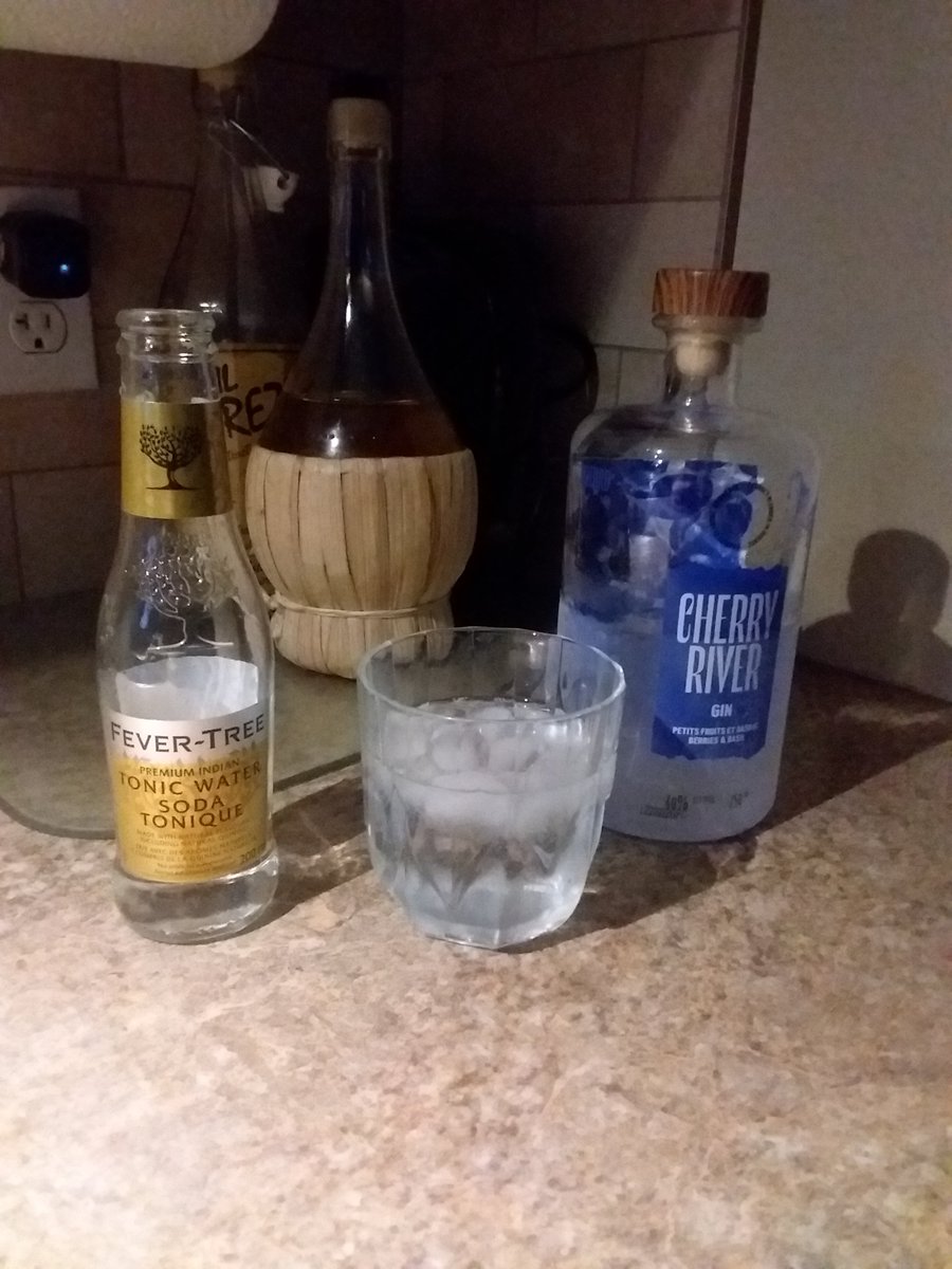 RicMathieu's tweet photo. Bon week-end
Je relaxe
Cheers tout le monde
Montrez moi vos drinks
#bestdrinkever @marc_dupre
#cherryriver
#Gintonic https://t.co/Yts5ZV1u41