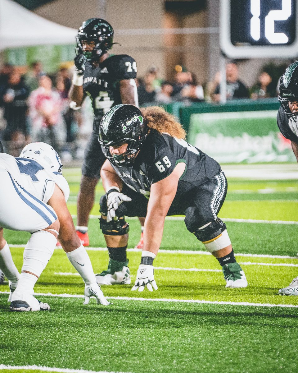 HawaiiFootball's tweet photo. “Quitting wasn’t an option and never will be in life. I gained a new family that I’m proud to call my brothers for years to come, and will always be grateful for being able to strap up in the black and green as a Warrior!”
#BRADDAHHOOD #KALAPUBOWZ
#LLMF #LLSS41 @stephanbw71 https://t.co/ZrpCNE1oWY