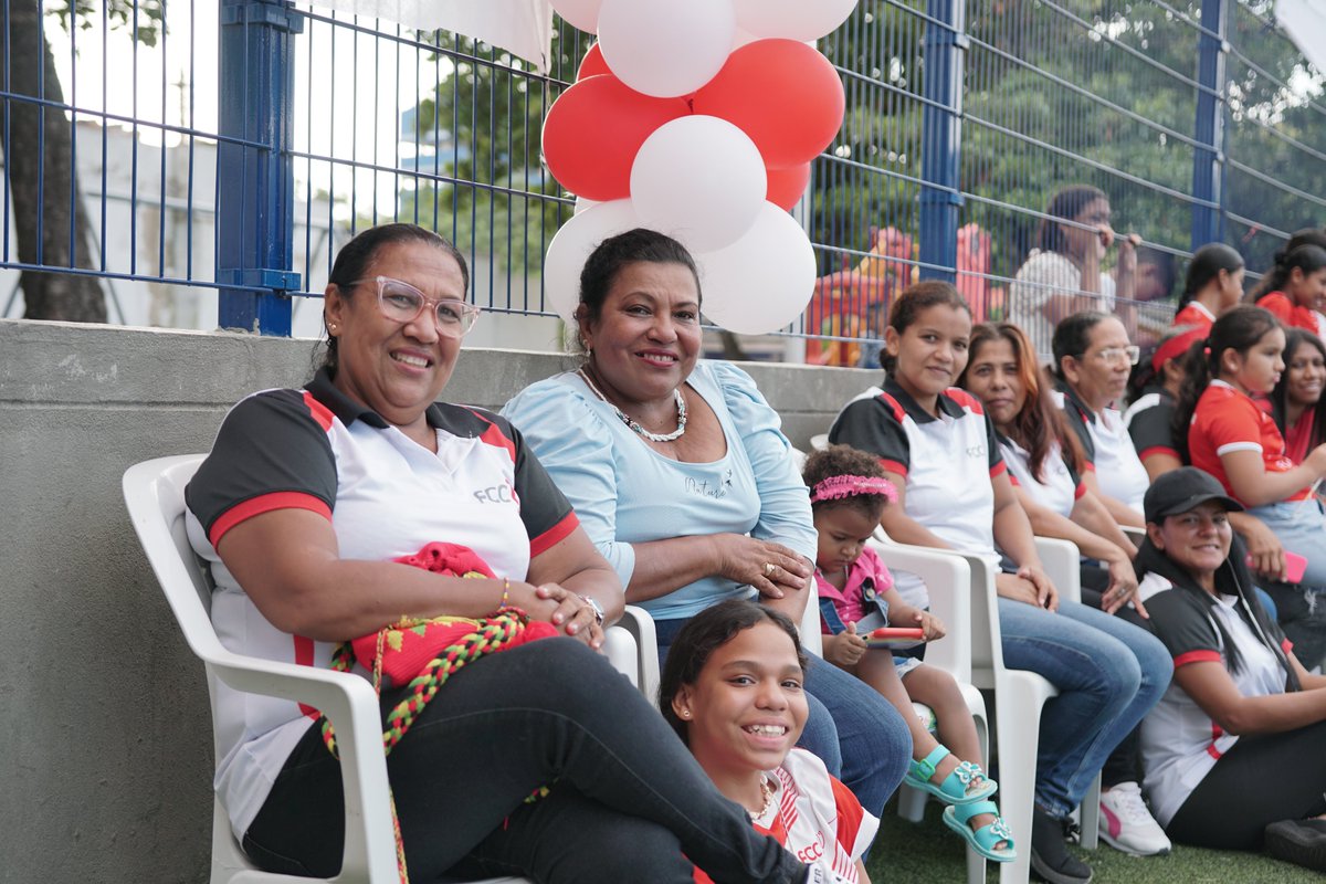 FCCColombia's tweet photo. ⚽️♥️ ¡Es hermoso celebrar así  1⃣5⃣🎂 años!  
#FCC15años #FútbolConCorazón #FCC #Barranquilla #Siape https://t.co/zbgzLXhFUZ