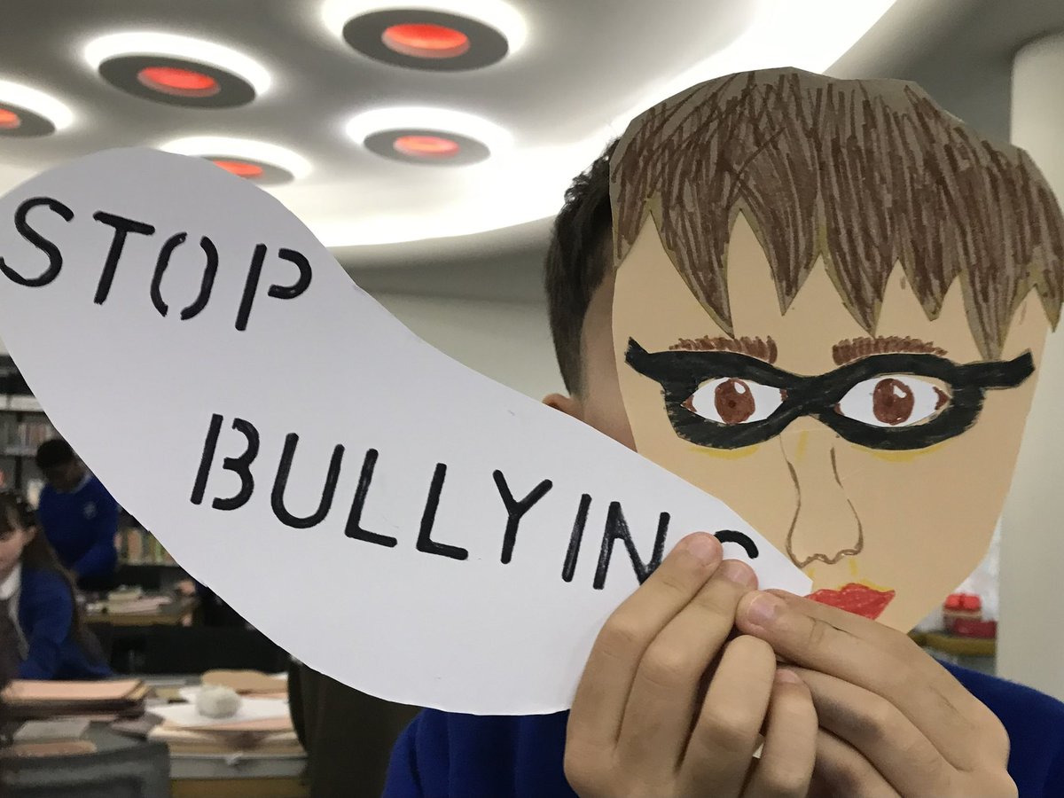 1 city
4 days
5 libraries
7 schools 
10 classes 
300+ pupils!

1 very very busy week 
But great fun, getting creative with young people from across Manchester 🐝 
Making self portraits to spreading anti-bullying messages 
#antibullyingweek2022
Thank you @MancLibraries