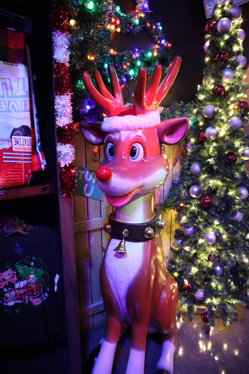 parkchums's tweet photo. This year’s Universal Orlando holiday Tribute Store is themed to a department store! 🎄These are some pics from over the weekend. I thought the theming was so fun! 🤩 Link to video: https://t.co/FEa3CkHkK7. #vlog #universalstudios #universalorlando #holidays #christmasdecor https://t.co/GlKNIfYkNj