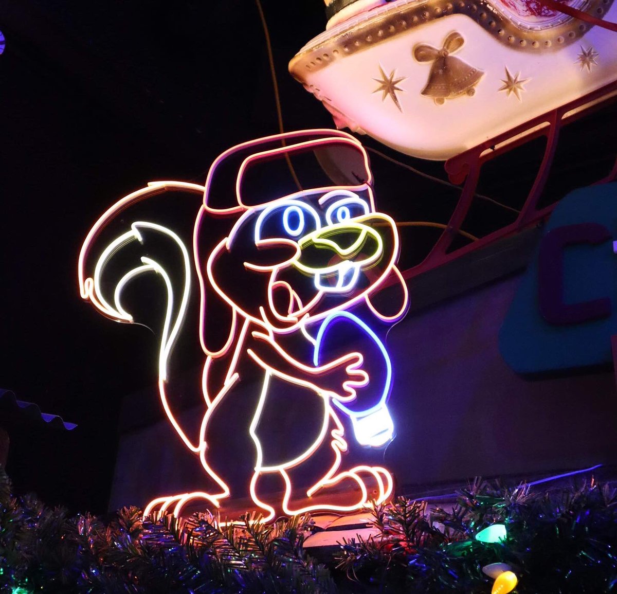 parkchums's tweet photo. This year’s Universal Orlando holiday Tribute Store is themed to a department store! 🎄These are some pics from over the weekend. I thought the theming was so fun! 🤩 Link to video: https://t.co/FEa3CkHkK7. #vlog #universalstudios #universalorlando #holidays #christmasdecor https://t.co/GlKNIfYkNj