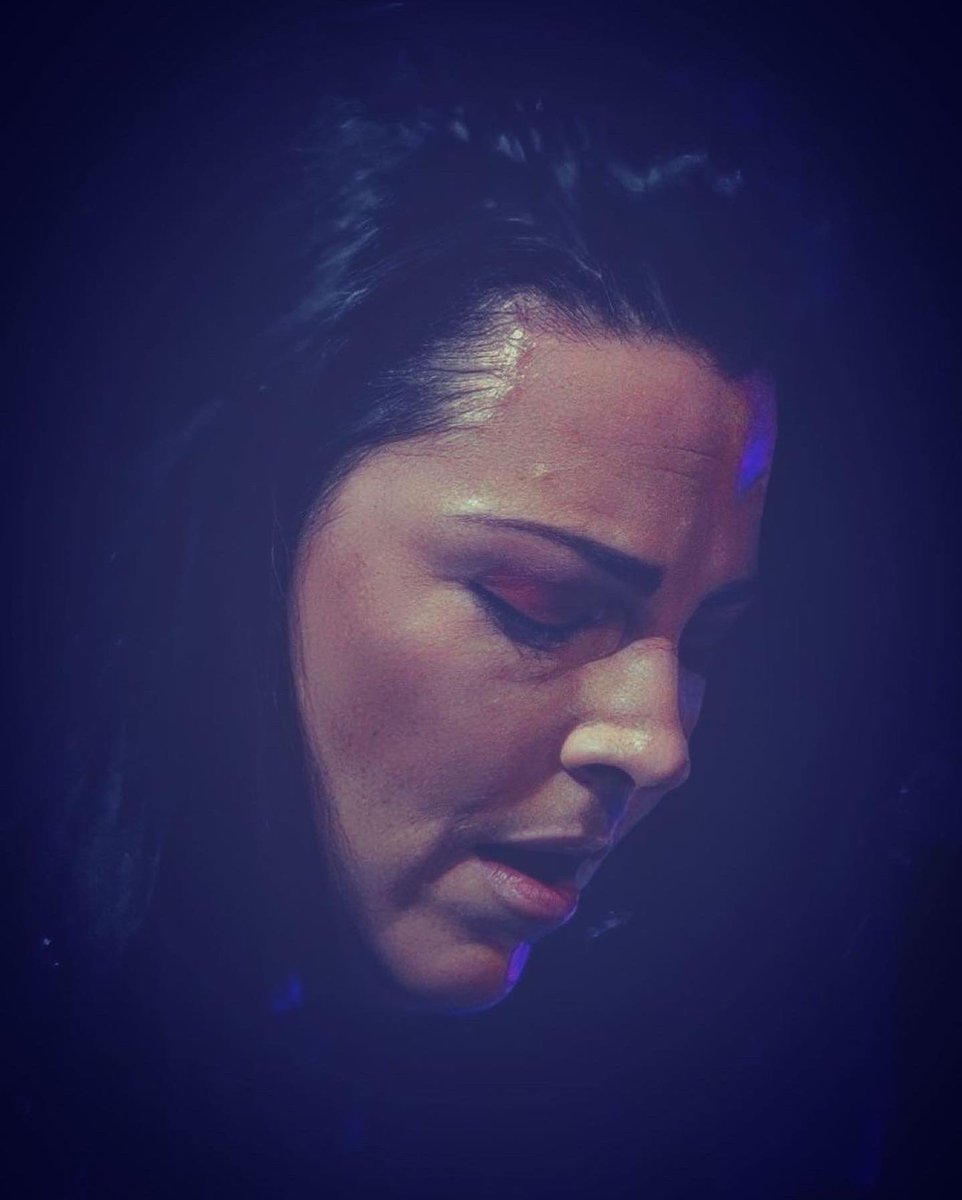 EvaWebsite's tweet image. | Heaven shine a light 
down on me ✨

📸 bigbluetoffee (IG)

#evanescence #TheO2Arena #worldscollidetour #amylee @AmyLeeEV @evanescence