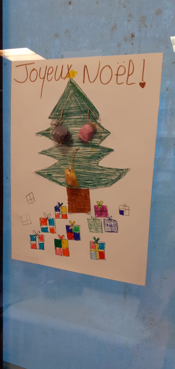 Marwa, super motivée, a réalisé le défi n°18 à la maison, le soir même (le jour de la visio) : fabriquer une décoration de Noel pour sa classe avec des matériaux de récupération (du papier récupéré mouillé). Super Marwa ! Bravo 👏👏
#MPP @MaPetitePlanete