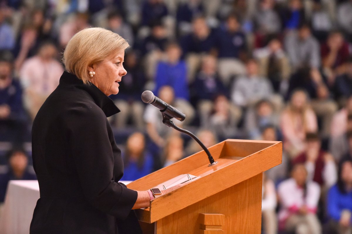 We recognized Jane Broeren Lambesis SHM ‘79, the first of two recipients of the Distinguished Alumni Award this year, at our Thanksgiving/Grandparents’ Mass this morning.  

Read more about Jane and our other Distinguished Alumni this year at saintviator.com/alumni/recogni….