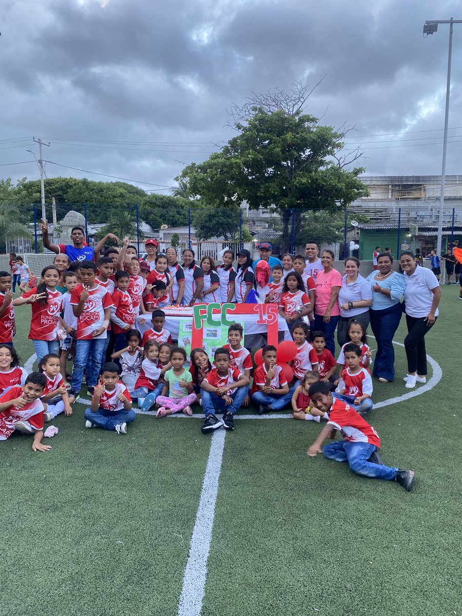 FCCColombia's tweet photo. ⚽️♥️ ¡Es hermoso celebrar así  1⃣5⃣🎂 años!  
#FCC15años #FútbolConCorazón #FCC #Barranquilla #Siape https://t.co/zbgzLXhFUZ