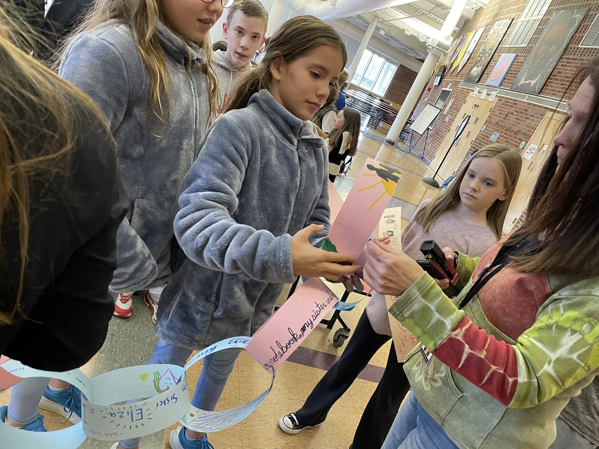 JAdams7532's tweet image. Tremendous way to end the week with the @SaxeMS 6th Grade Green Team, creating &amp;amp; celebrating their #Gratitude Chain. I’m grateful for all our teachers who continue care and support our Ss each and everyday!