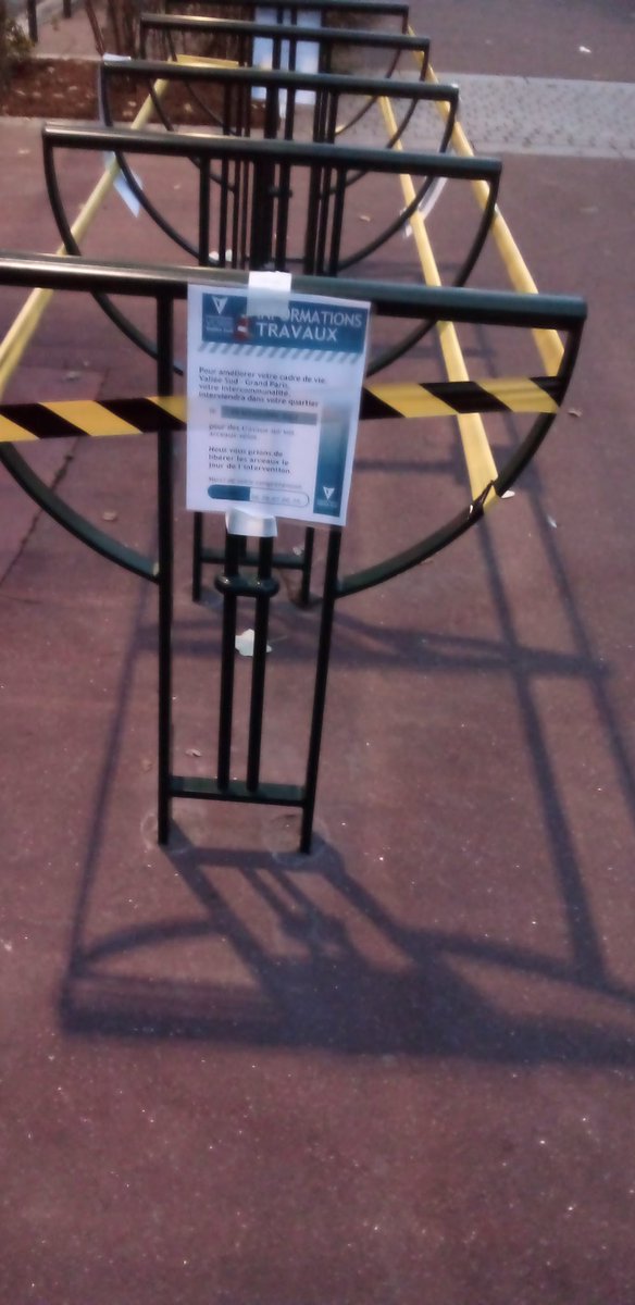 huynhdav's tweet photo. Samedi la ville de #clamart inaugure 5 arceaux vélos mettant en lumière son inaction en matière d’aménagements cyclables depuis 2014. 
Ces 500€ sont à rapporter aux 20M€ investis dans la construction de parking.
#greenwashing 
#ridicule 
#ecologie 
#justicesociale https://t.co/ezabFMJ9be