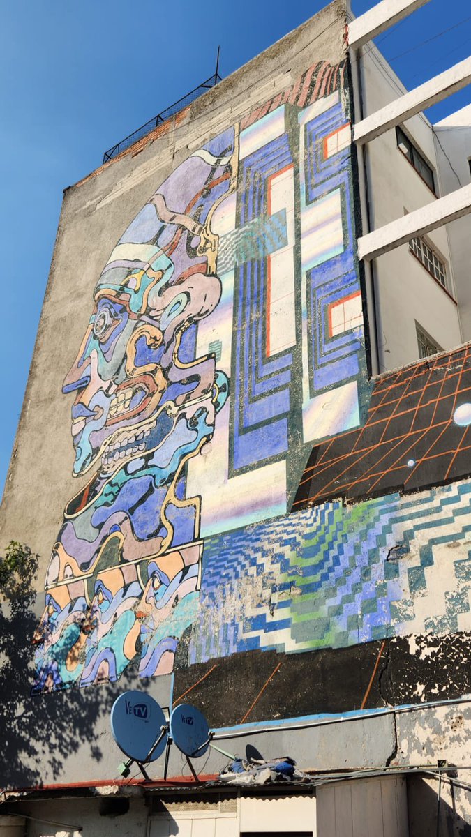 FoodandTravelMX's tweet photo. Recorrimos las calles del centro histórico de la #CDMX con la guía del artista Claudio Rico #RemixUno, quien nos introdujo al llamado #streetart mexicano y nos contó que este arte nació en los años 70 en Nueva York, Estados Unidos. @USMEF https://t.co/0pcGe0Em69