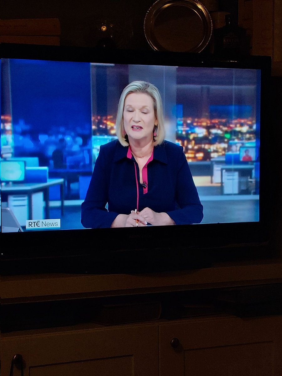 roisinfitz81's tweet photo. What a great send off by Eileen Dunne on @rtenews. A formidable news journalist and broadcaster. And personally she was incredibly kind and supportive to me when I met her at an EU communications event. What a lady (and great craic!) https://t.co/Ov37dQxXXF