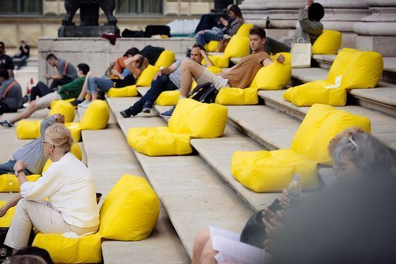 Hay diseñadores que han creado equipamiento urbano para aprovechar las grandes escaleras infrautilizadas, haciéndolas más confortables.