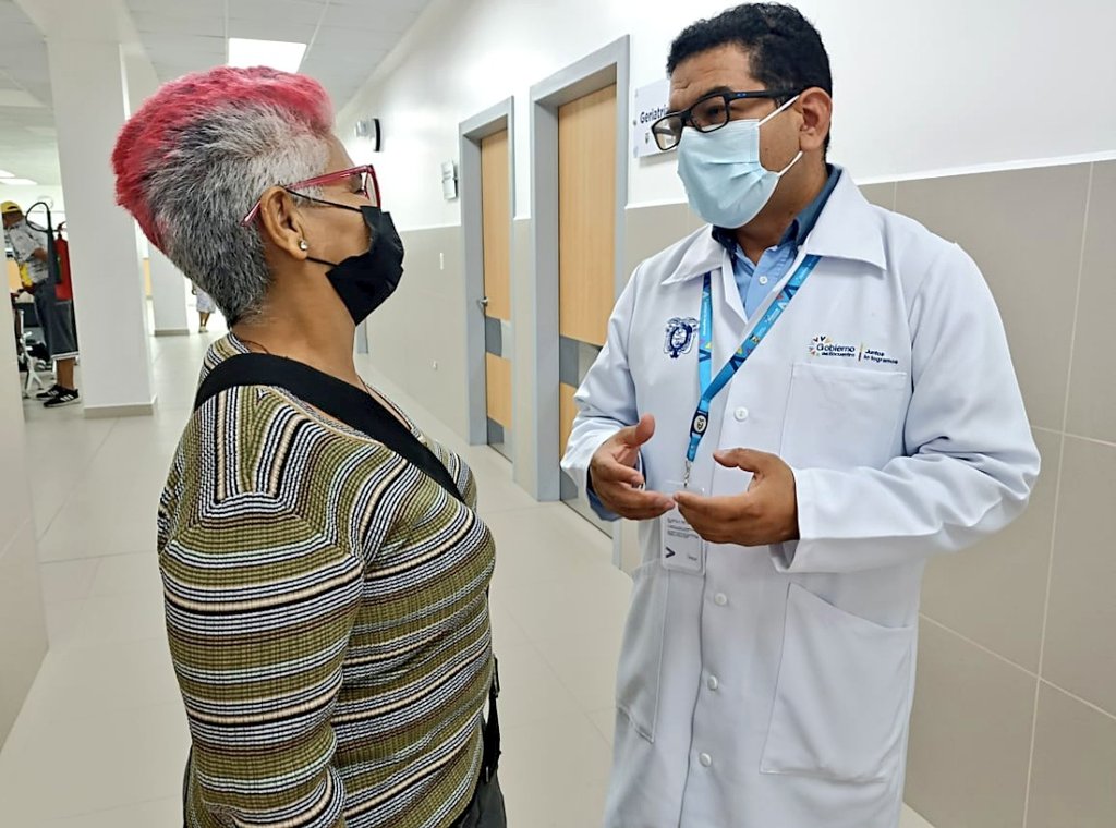 HGDuranMSP's tweet photo. Más de 120 pacientes reciben atención médica oportuna y de calidad en el @HGDuranMSP, de @Salud_Ec. @DrBillyDuarteV, Gerente Hospitalario, efectúa recorridos diariamente para escuchar activamente a los usuarios, en busca de la mejora continua de los servicios.

#JuntosPorLaSalud https://t.co/lf1vkRB9sw