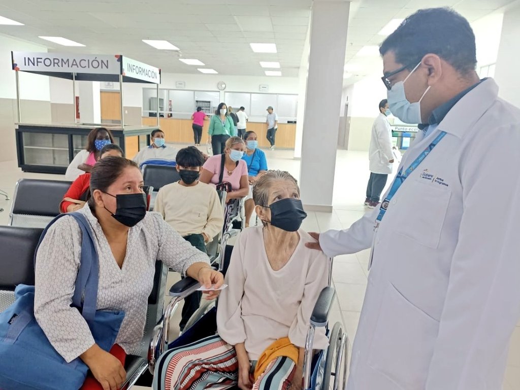 HGDuranMSP's tweet photo. Más de 120 pacientes reciben atención médica oportuna y de calidad en el @HGDuranMSP, de @Salud_Ec. @DrBillyDuarteV, Gerente Hospitalario, efectúa recorridos diariamente para escuchar activamente a los usuarios, en busca de la mejora continua de los servicios.

#JuntosPorLaSalud https://t.co/lf1vkRB9sw