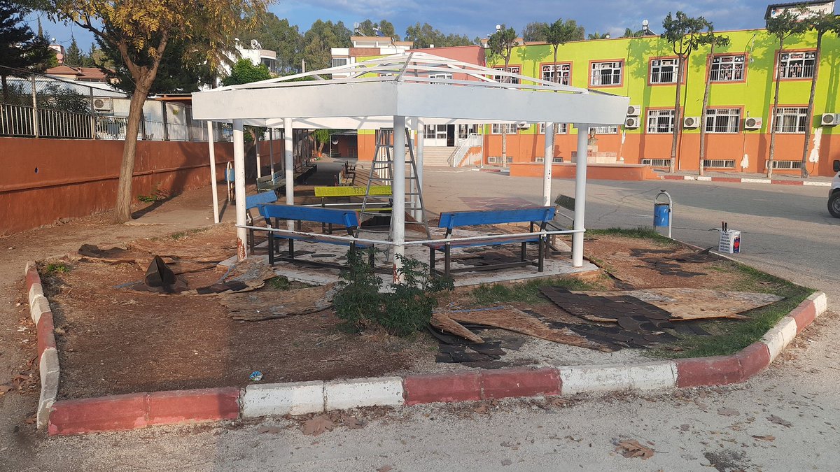 YanparMuhsin's tweet photo. Her tatil yenilikler için fırsat. Büyük sıralar küçükleriyle yenilendi. Kamelyamız yenileniyor, duvarlarımız güvenli hale getirildi. Ana kapıya yeni kapı açıldı.@tcmeb @MersinValiligi @ahpehlivan53 @MersinMEM @AdemKoca46  @FatihBurgut  @toroslarmem @OguzhanTulucu @Yavuz_3833 https://t.co/TNrrmZGxpf