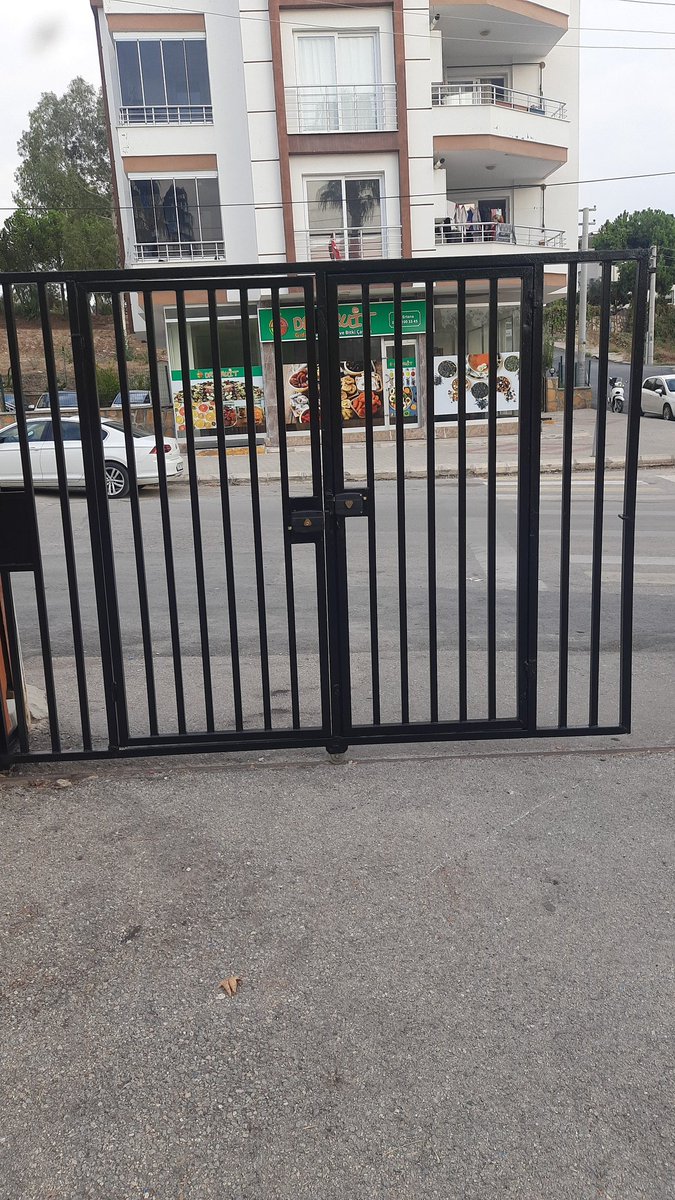 YanparMuhsin's tweet photo. Her tatil yenilikler için fırsat. Büyük sıralar küçükleriyle yenilendi. Kamelyamız yenileniyor, duvarlarımız güvenli hale getirildi. Ana kapıya yeni kapı açıldı.@tcmeb @MersinValiligi @ahpehlivan53 @MersinMEM @AdemKoca46  @FatihBurgut  @toroslarmem @OguzhanTulucu @Yavuz_3833 https://t.co/TNrrmZGxpf