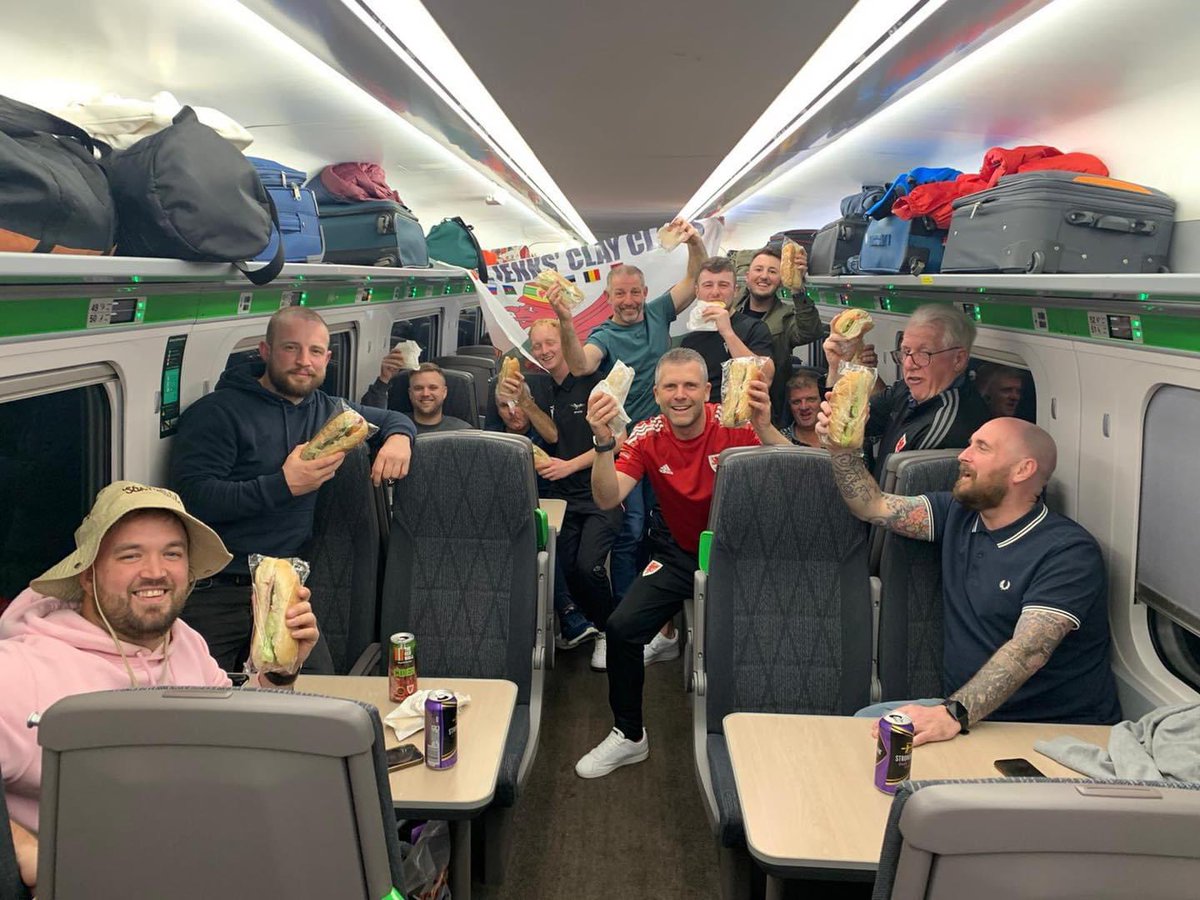 theawayfans's tweet photo. Wales fans heading to Qatar. 🏴󠁧󠁢󠁷󠁬󠁳󠁿 https://t.co/dmpgY6P1An