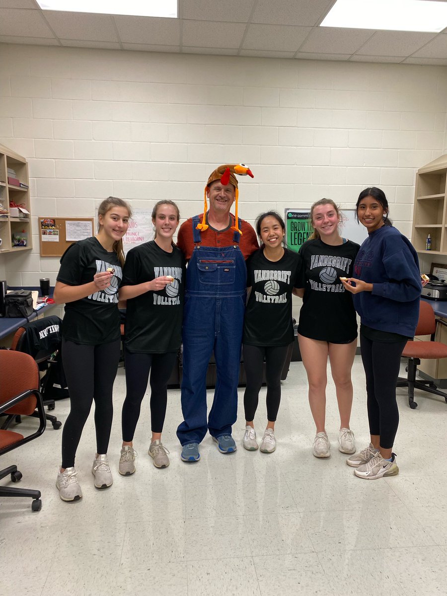 LadyViperVB's tweet photo. Winners of the FIRST annual Volleyball Turkey Trot 🤍 We are wishing everyone a safe and happy Thanksgiving with family &amp; friends!!! #VHSVB https://t.co/TfhF8iAsdq
