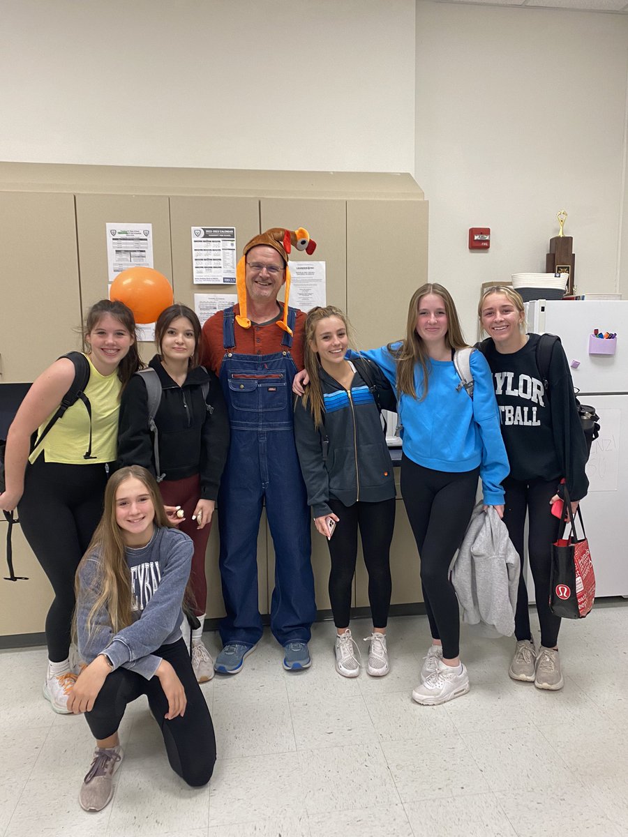LadyViperVB's tweet photo. Winners of the FIRST annual Volleyball Turkey Trot 🤍 We are wishing everyone a safe and happy Thanksgiving with family &amp; friends!!! #VHSVB https://t.co/TfhF8iAsdq