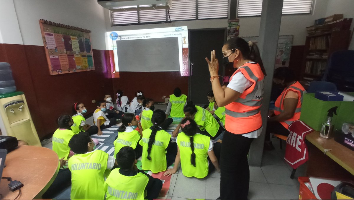 movilidadchacao's tweet photo. #18Nov | Seguimos formando a los más pequeños en materia de prevención y seguridad vial.
Hoy los niños del programa de Desarrollo Social de apoyo escolar del Casco de Chacao, aprendieron la importancia del uso de los dispositivos de seguridad vial, el respeto al semáforo y https://t.co/k7zEsWIgEj