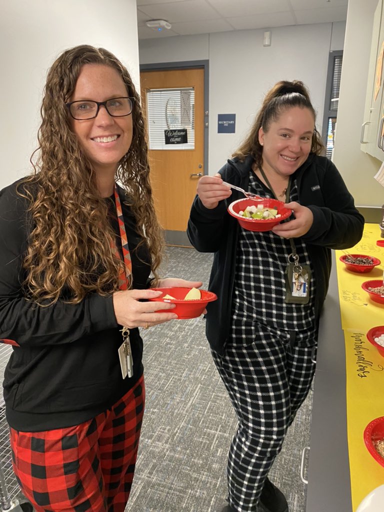 emilystroud_IC's tweet photo. We love our @OgleElem family!! Happy Thanksgiving break!! #thankfultothecore #applenachobar https://t.co/W7WPNknept