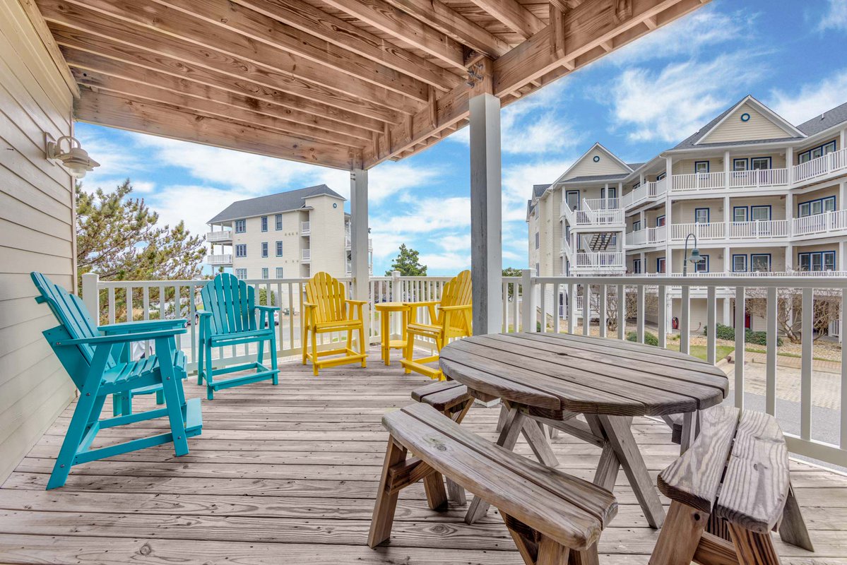 surforsound's tweet photo. NEW SOUND SIDE Condo FOR 2023! 
⭐#1078 Salty Fins in Hatteras!⭐
Sunny, bright and full of color, SALTY FINS is the perfect epicenter of your HI adventure.
Features:
✨Community swimming pool
✨Community boat slip
✨...and MORE!
Book direct today at https://t.co/CePrFNBcKF😍 https://t.co/fjVUTbftGJ
