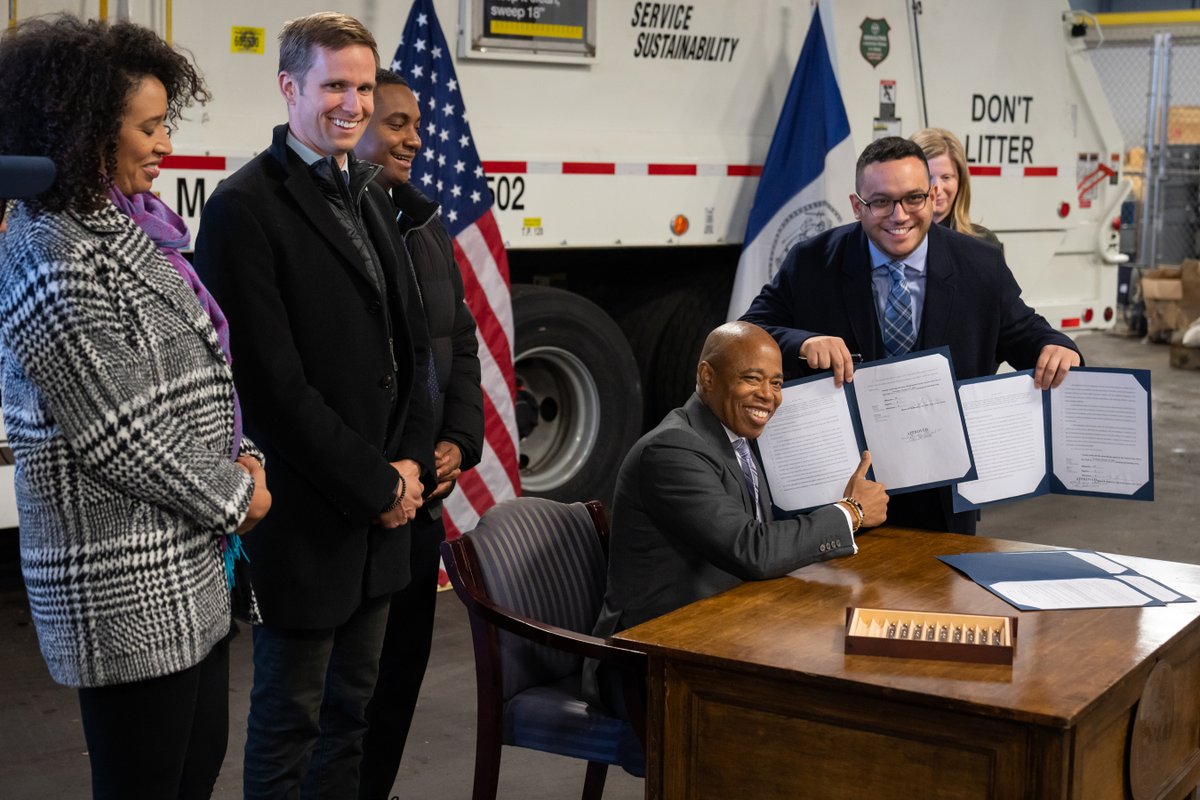NYCMayor's tweet photo. Today I signed four bills to help create a cleaner and more welcoming New York City.

Rat-free streets are vital to vibrant neighborhoods and our city’s economic recovery, and I thank the @NYCCouncil for their partnership in helping us #GetStuffClean!

https://t.co/j2wP1dyhAC https://t.co/oGWwScDWCw
