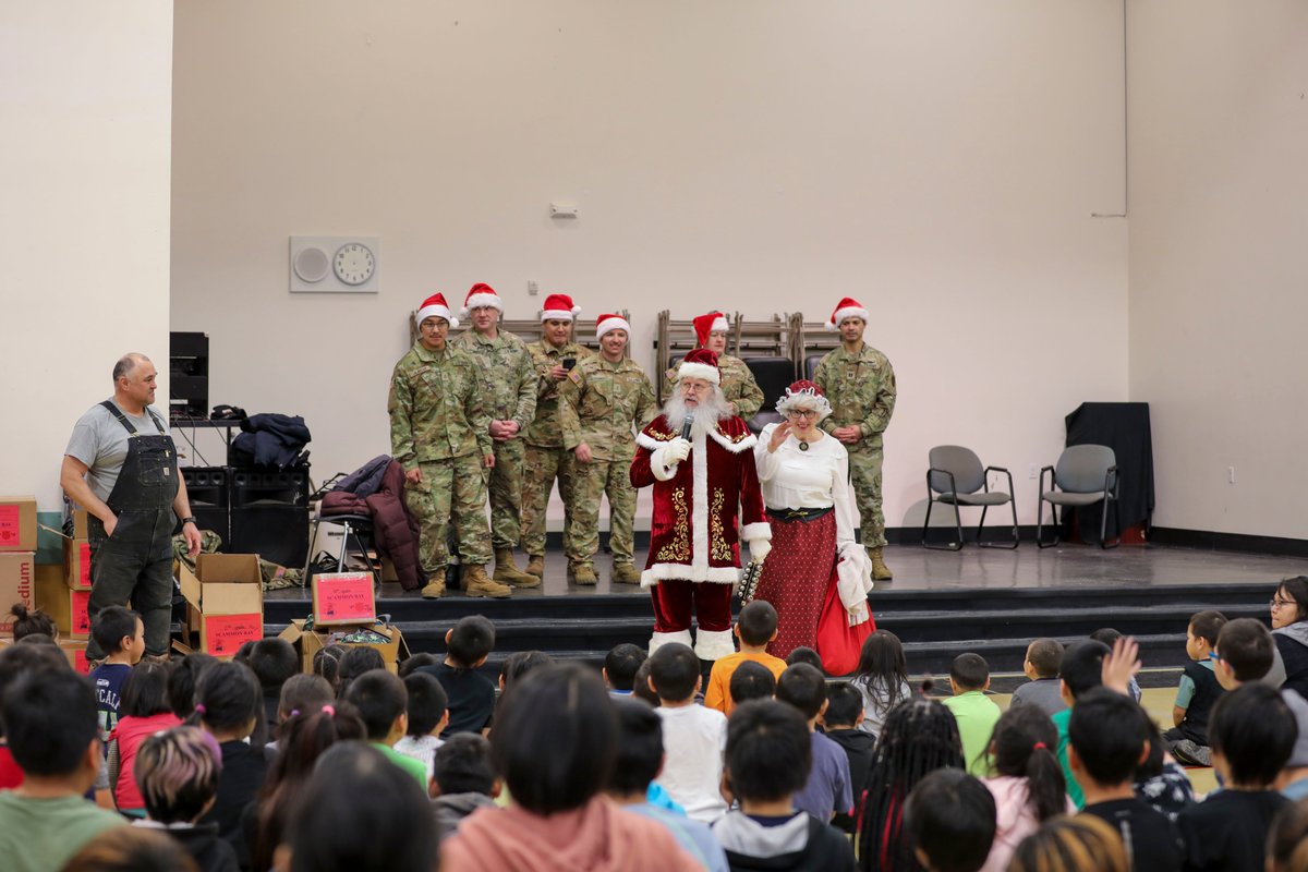 AKNationalGuard's tweet photo. Alaska National Guardsmen delivered tidings of good cheer with Mr. and Mrs. Claus to the north western community of Scammon Bay! #OpSanta 🤶🎅 https://t.co/JuLQEfyrE9