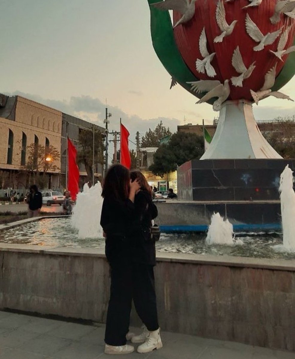 OutFarsi's tweet photo. شب و روز شعارمان شده زن زندگی آزادی و ما انقلاب میکنیم که هر عقیده ای آزاد باشه بعد به این عکس اعتراض میکنید؟؟ درک اینکه به عقاید احترام باید گذاشت واقعا سخته؟ هرکی نمیتونه با آخوندا جم کنه از ایران بره
#مهسا_امینی https://t.co/zAma0sMa2L