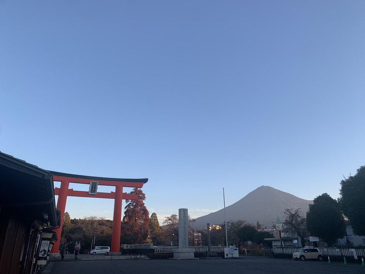 miyacho_miya's tweet photo. 商店街からおはようございます☀
今日も雲一つない晴天です。

本日から2日間
第12回富士宮産業フェアに
大社通り宮町から数店と
パンダドーム🐼出動します❗️

お店は体育館前の駐車場で
パンダ🐼は体育館東側にいますので
ご家族お友達お誘いの上
ご来場ください〜🙇‍♂️

#富士宮産業フェア https://t.co/GAmaEc86dR