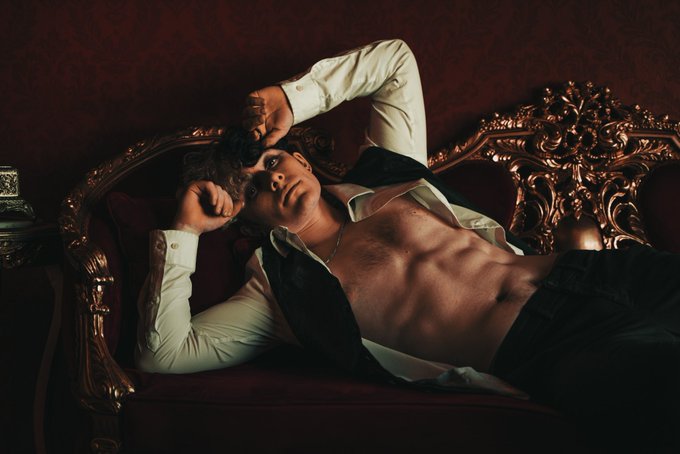 I’m loving these photoshoots lately https://t.co/LI8KUaCgxM