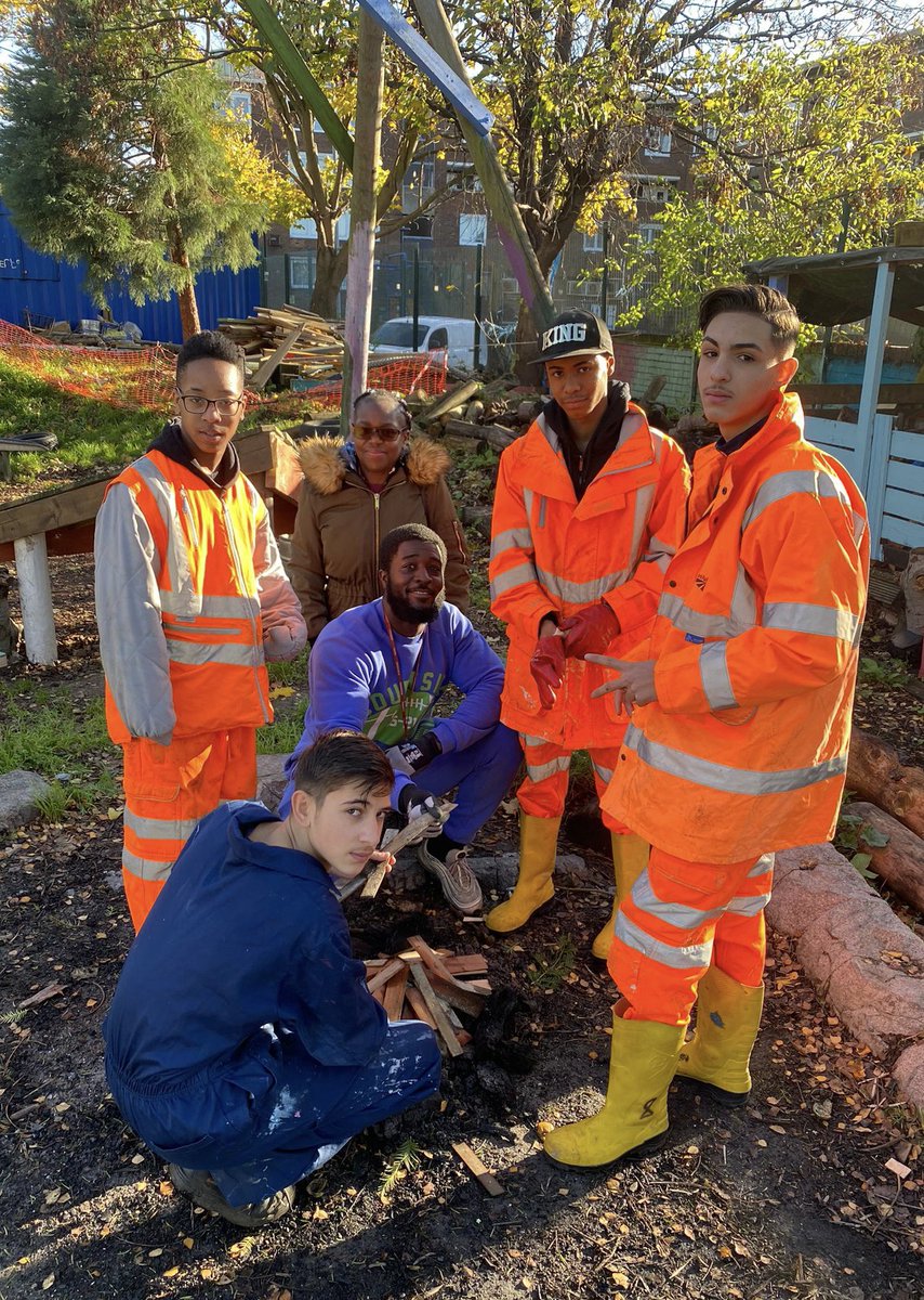 HaringeyLP's tweet photo. What a fantastic photo of today’s construction crew. Thank you to @HarPAofficial & #CommunityGold for providing our young people with such amazing opportunities each week. #ThisIsAP https://t.co/hSQ3M7kdwO
