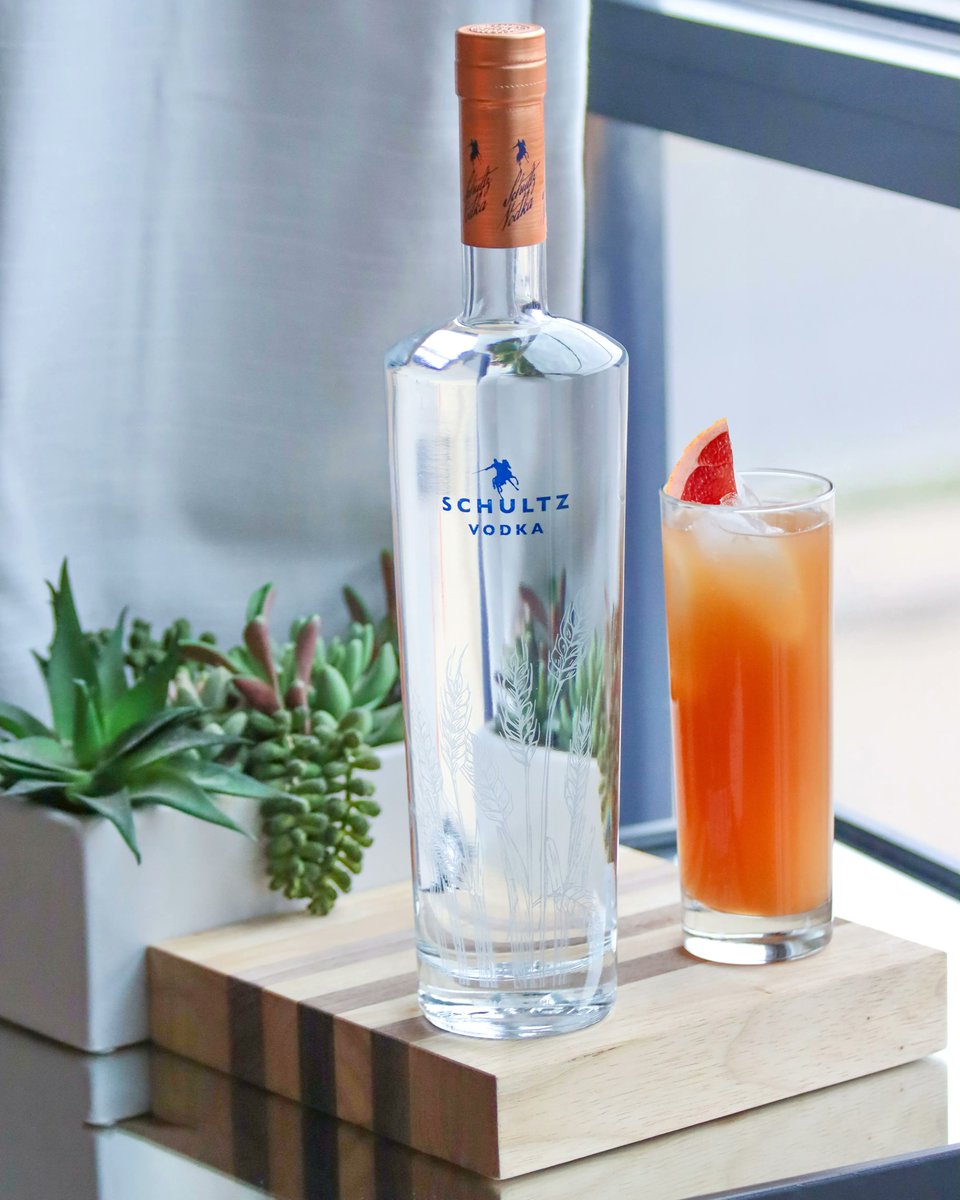 You can't resist a cocktail on Fridays! 😋 Don't forget to grab a bottle of Schultz Vodka. It's a necessity for the weekend! 🙌 

#schultzvodka #vodka #drinklahoma #homegrownhandcrafted #simplyspirits #rockcreekdistillery #cocktails #friday #cheers #mixology