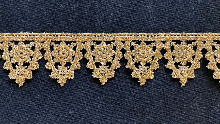 We now stock Gold versions of two of the Tudor Tailor’s most popular styles of lace trim, appropriate to the 16th and early 17th centuries. So, perfect for Tudor and Elizabethan costumes and given the time of year, Christmassy things too! ⬇️ etsy.me/3TPMAp4