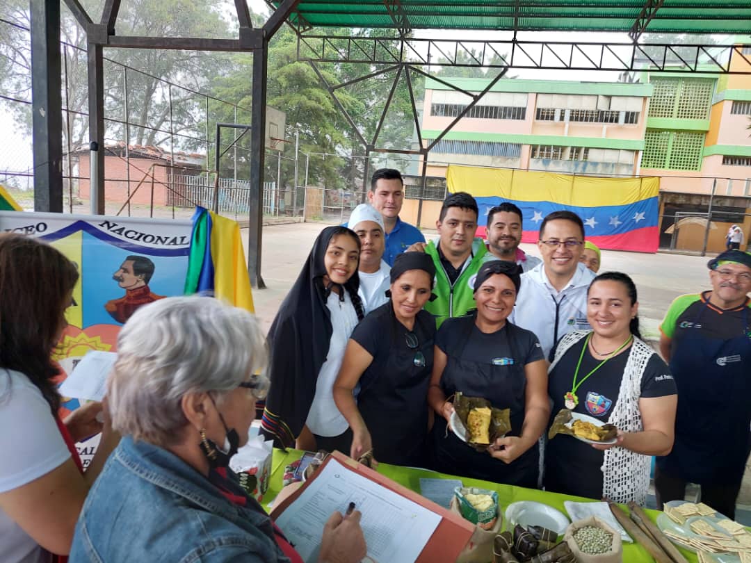 LNEZ_Urena's tweet photo. Hoy 18 de noviembre participación en Una Ventana para la gastronomía en el mundo, participamos con una receta venezolanisima Arvejita y pollito corazón del bollito. Plato preparado con amor entrega y compromiso por nuestras cocineras de la patria para nuestra muchachada. https://t.co/BJAZnmHvmx