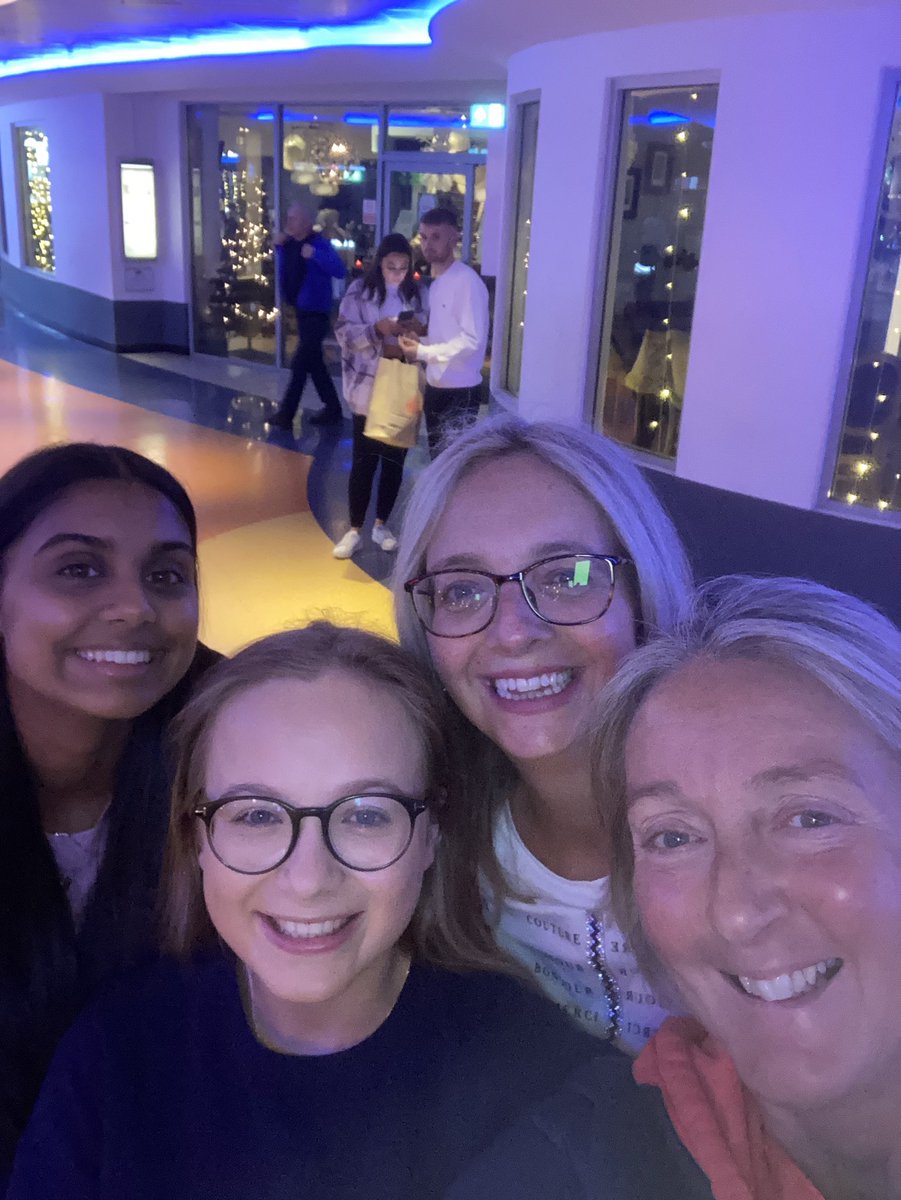 NETBALL TOUR 🏴󠁧󠁢󠁳󠁣󠁴󠁿 
One of the great privileges of teaching <a href="/BoltonSch/">Bolton School</a>  is catching up with <a href="/BoltonSchAlumni/">Bolton School Alumni</a> 

So nice to catch up with Gabby Appleby, class of 2019 on our Edinburgh netball tour 
@BSGDprefects