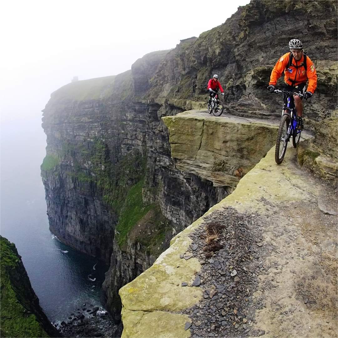 We may have just gotten a little vertigo, however it didn't stop adrenaline junkies Hans Rey and Steve Peat who risked everything, cycling along the edge of the 702 ft high Cliffs of Moher 😮

📸 Hans Rey