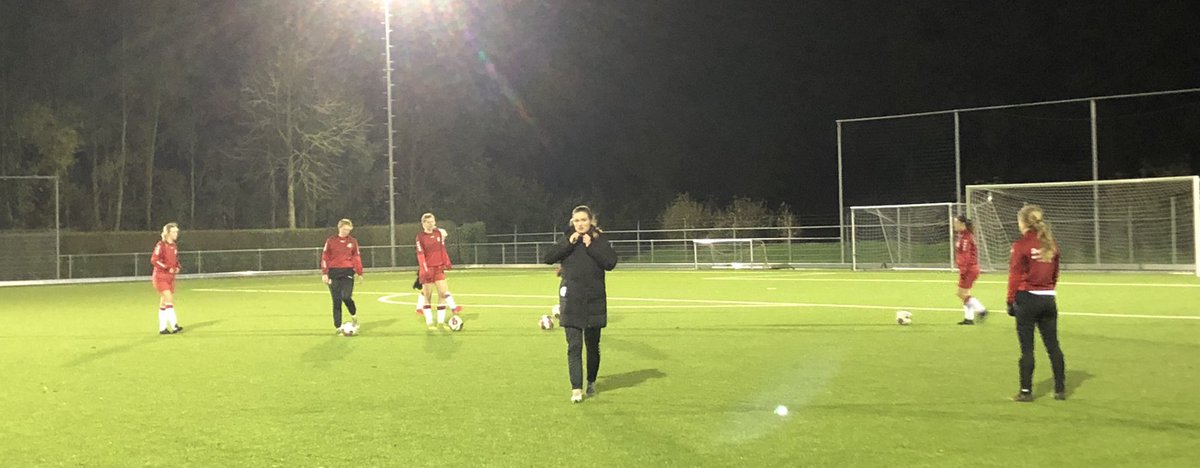 wilmalensen's tweet photo. Foi, foi wat een koude rotwind vanavond! Maar de meiden nemen 2x de punten mee, 1x gelijkspel en 1x een tik an de oren! Jammer! Was eigenlijk niet nodig geweest.. #jekuntnietaltijdalleshebben #damesvoetbal @Svn69Nijeveen #VR1 #Nijeveen https://t.co/ixx0gLMZJg