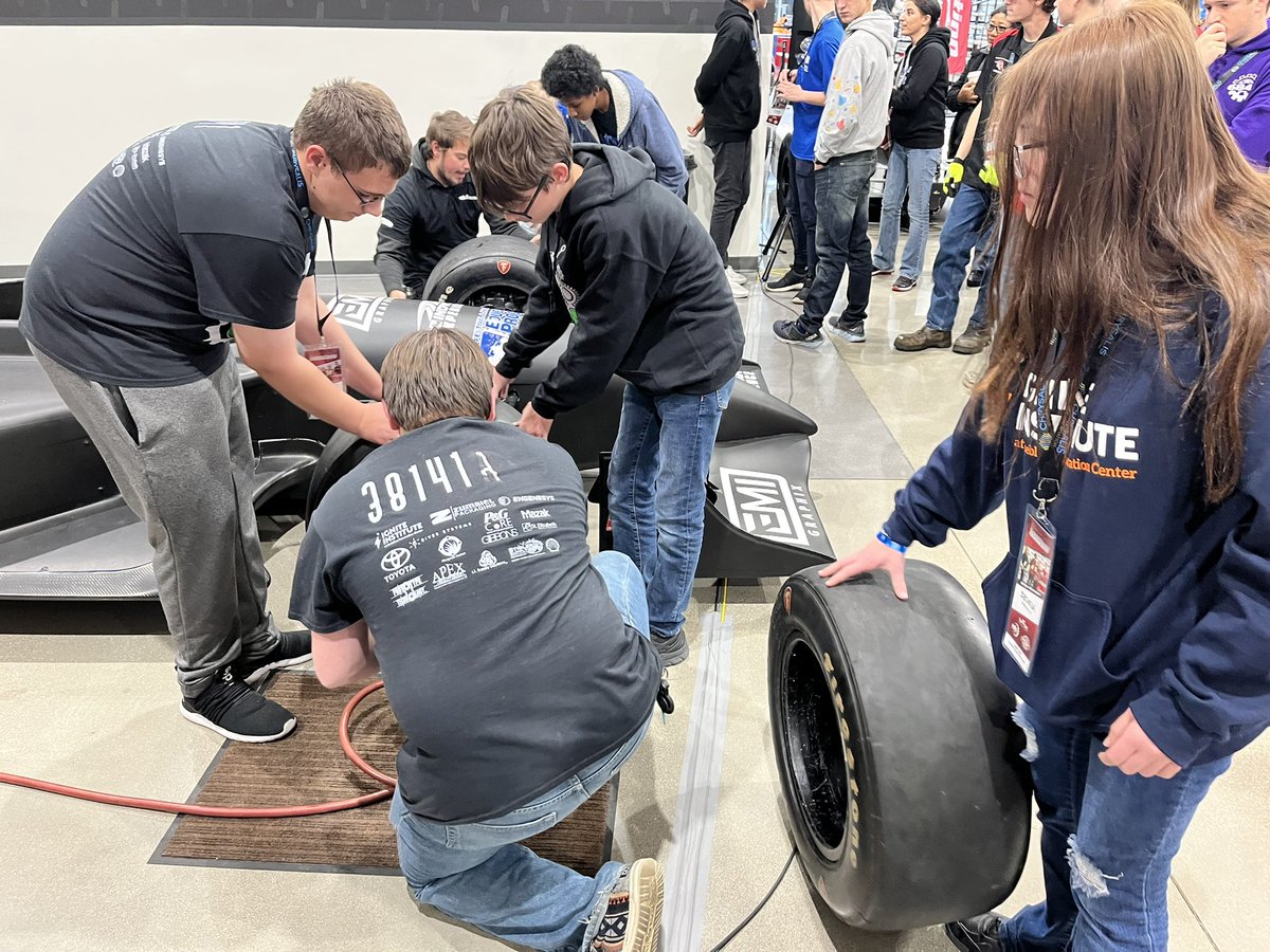 PiBoticsVEX's tweet photo. PiBotics teams combined to complete the Pit Crew Challenge! @IgniteAtRIC @Boone_County https://t.co/wYnAD4kaGT