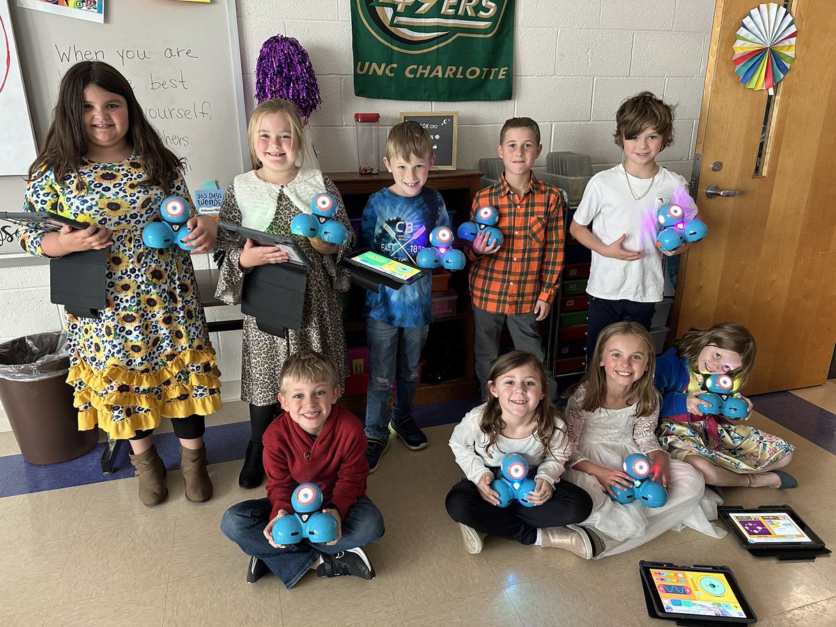 My newest passion huddle kids are making their debut in the 2nd Grade Balloons Over Rockwell Parade!!! #SPACEwithBurnett <a href="/RES_RSSS/">Rockwell Elem NC</a>