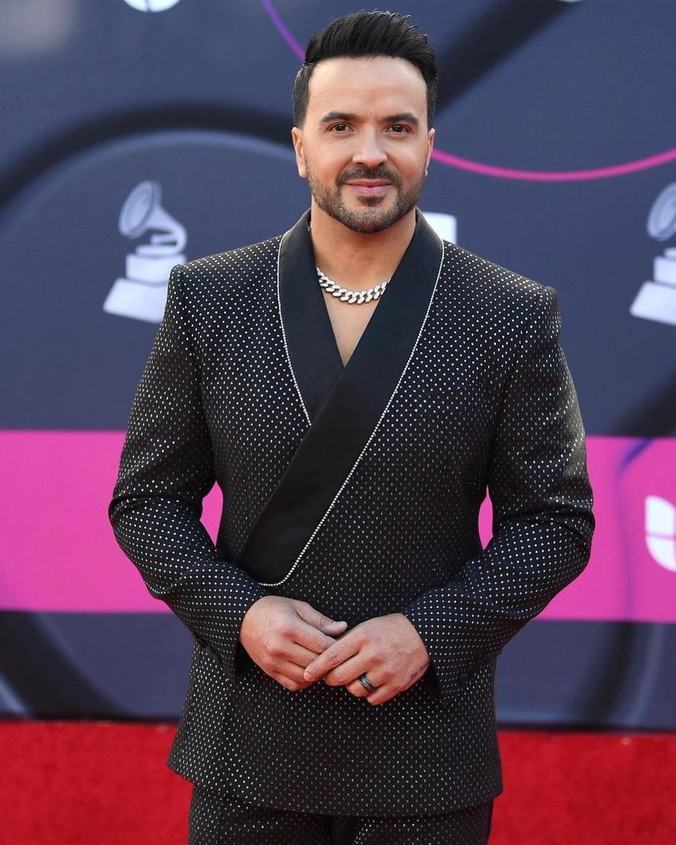 LuisFonsi's tweet photo. Cuando ella está a mi lado, siempre gano! ❤️ https://t.co/L6UmTIVmFQ