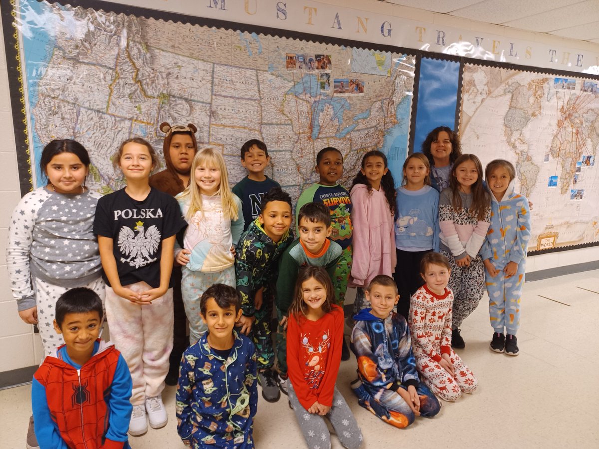 mkjeldsen2's tweet photo. Third graders showed a lot of school SPIRIT during American Education Week! #oakridgemustangs #AmericanEducationWeek https://t.co/Hw3txZGVt0