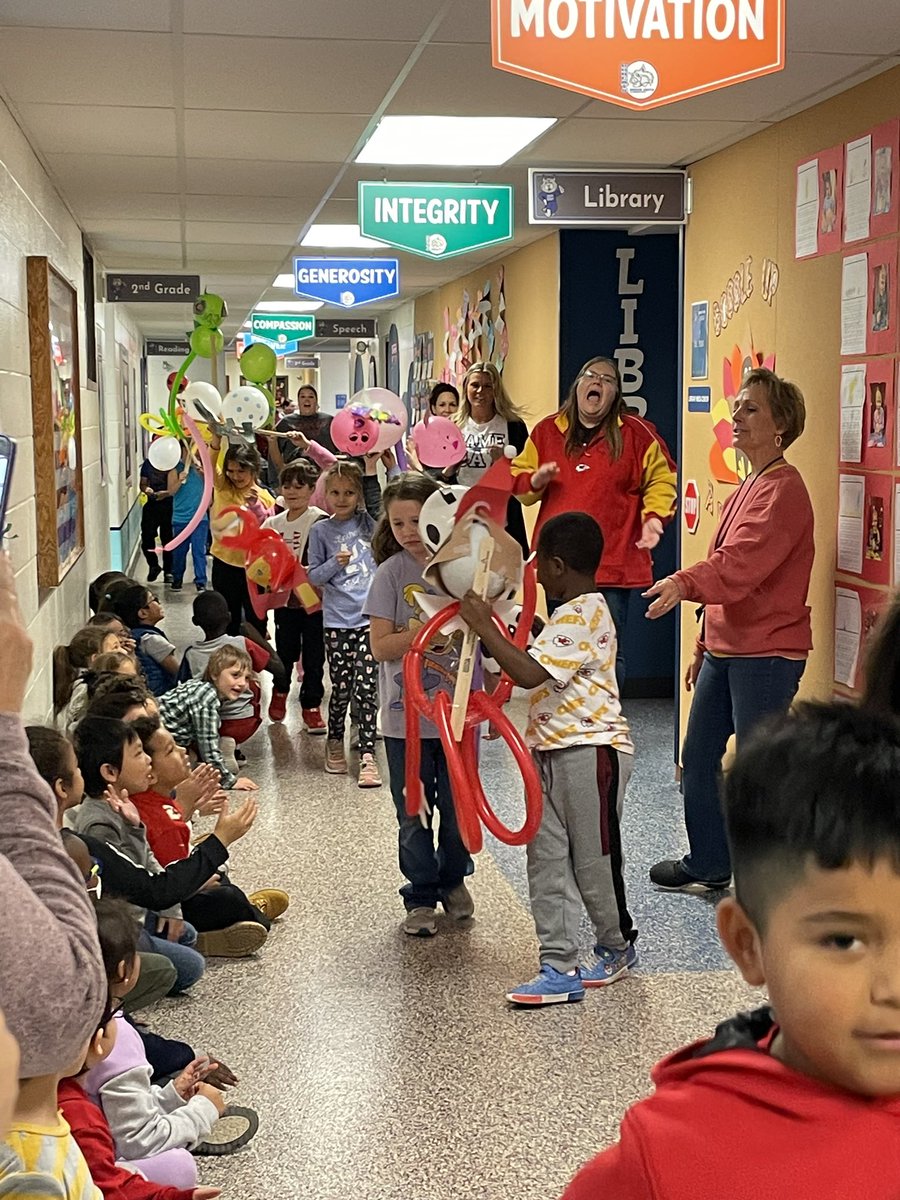 abby_thomps's tweet photo. After reading Balloons Over Broadway, Second Grade put on their First Annual Thanksgiving Parade! The kiddos did awesome planning, creating, and improving their balloons. Happy Thanksgiving! ๐ฆ๐๐งก #partypod #STEM https://t.co/cTVzfaWOlK