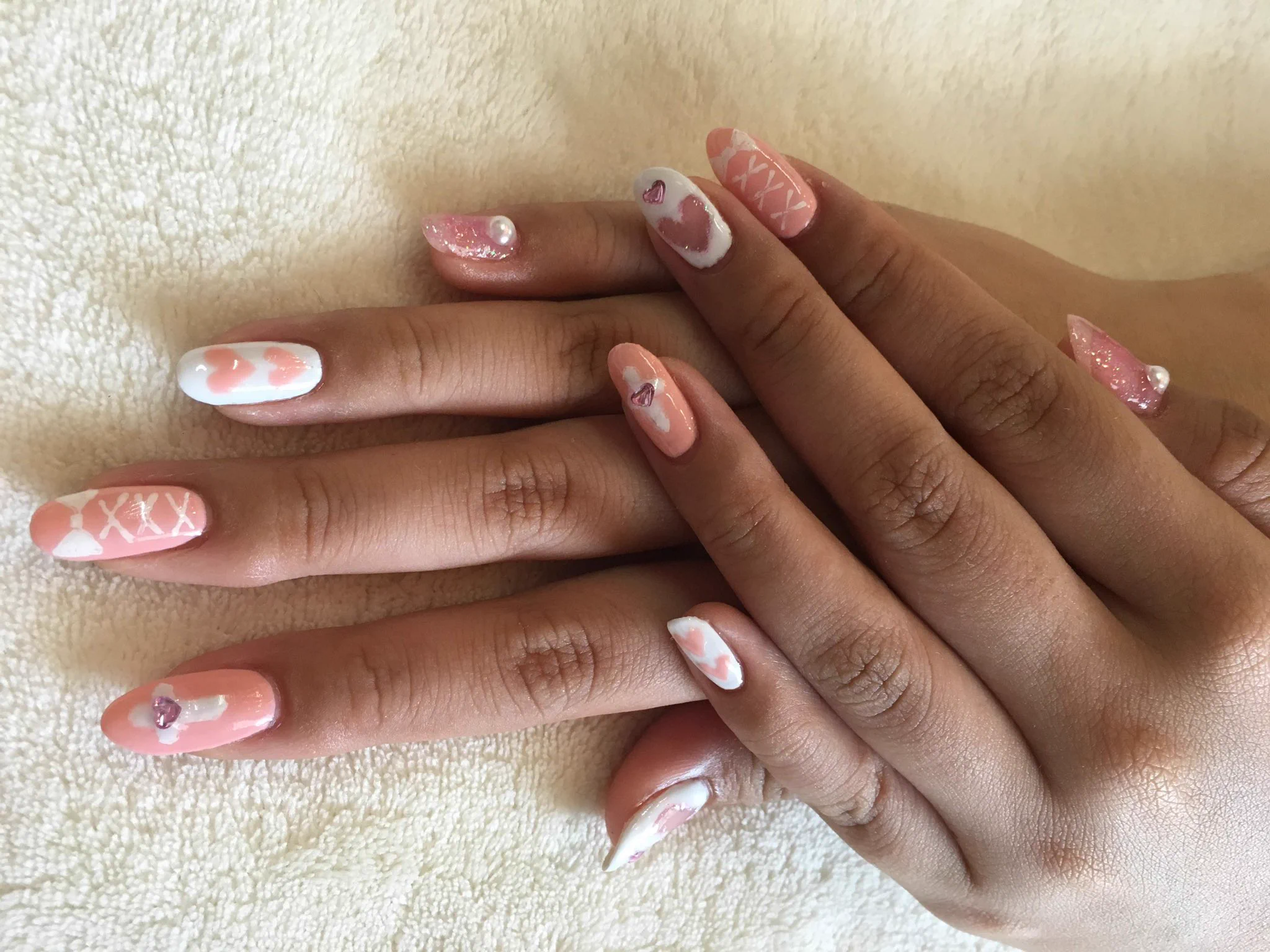 @_sumeshi_chan 私のも供養させて下さい。
人生初ネイルサロンに行ったところ免許も持ってないネイリストに施術されこのネイルで5000円でした🥲 