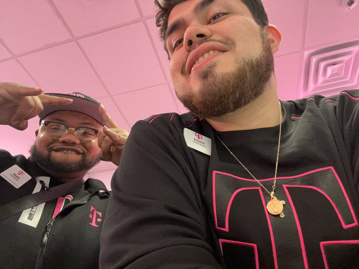 Friday work vibes!! What’s everybody’s closing crew lineup? #Magenta #rolecall #🔌